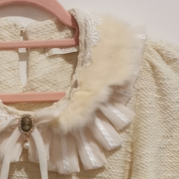 🌸 Gold Thread Sweater 🌸 - Picture 4 of 4